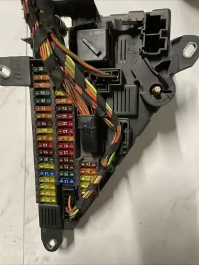 6906619 BMW Power Distribution Fuse Relay Box 525I 528I 530I #3