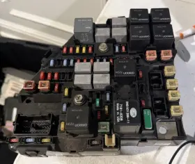 15869078 CADILLAC Fuse Box Relay Junction Unit Module B6 Cts