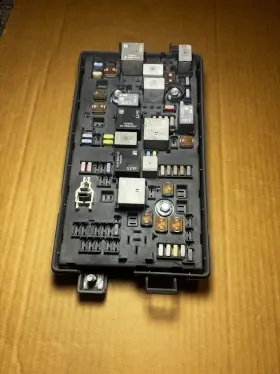 20967780 CHEVROLET Fuse Box Junction Module Camaro
