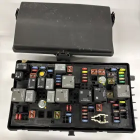 95942232 CHEVROLET Fuse Box Relay Junction Unit Module Cruze