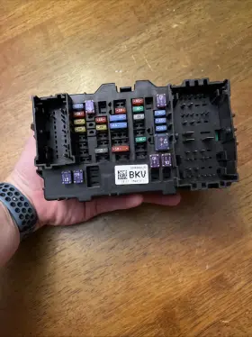 591.GM8M15 CHEVROLET TRUCK Cabin Rh Junction Block Relay