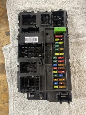 GU5T-15605 FORD Fuse Relay Box Body Control Module Bcm Mkx