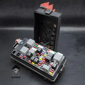 13712253 GM Rear Fuse Box Dts Buick Cadillac Lucerne