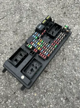 519051718 LAND ROVER Fuse Module #2