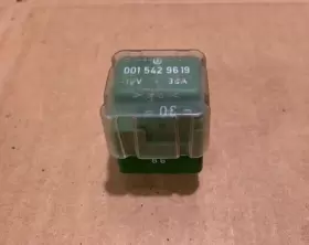 0281003096 MERCEDES Multupurpose Relay W126 W124 R107