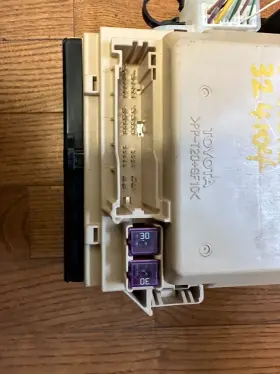FQ5G1R9-FQ TOYOTA Interior Driver Left Cabin Fuse Box Relay #2